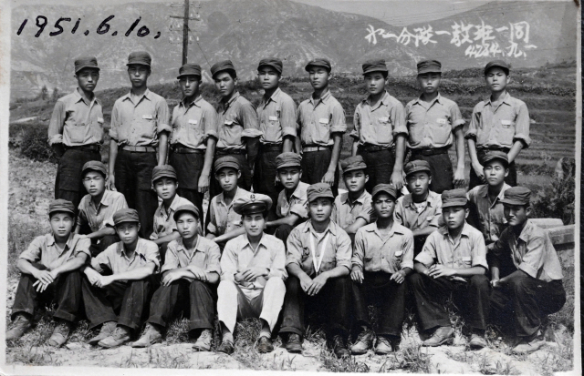 1951년 6월 10일 설항수씨(맨 뒷줄 오른쪽 두 번째)가 진해 해군 훈련소에서 찍은 단체 사진.